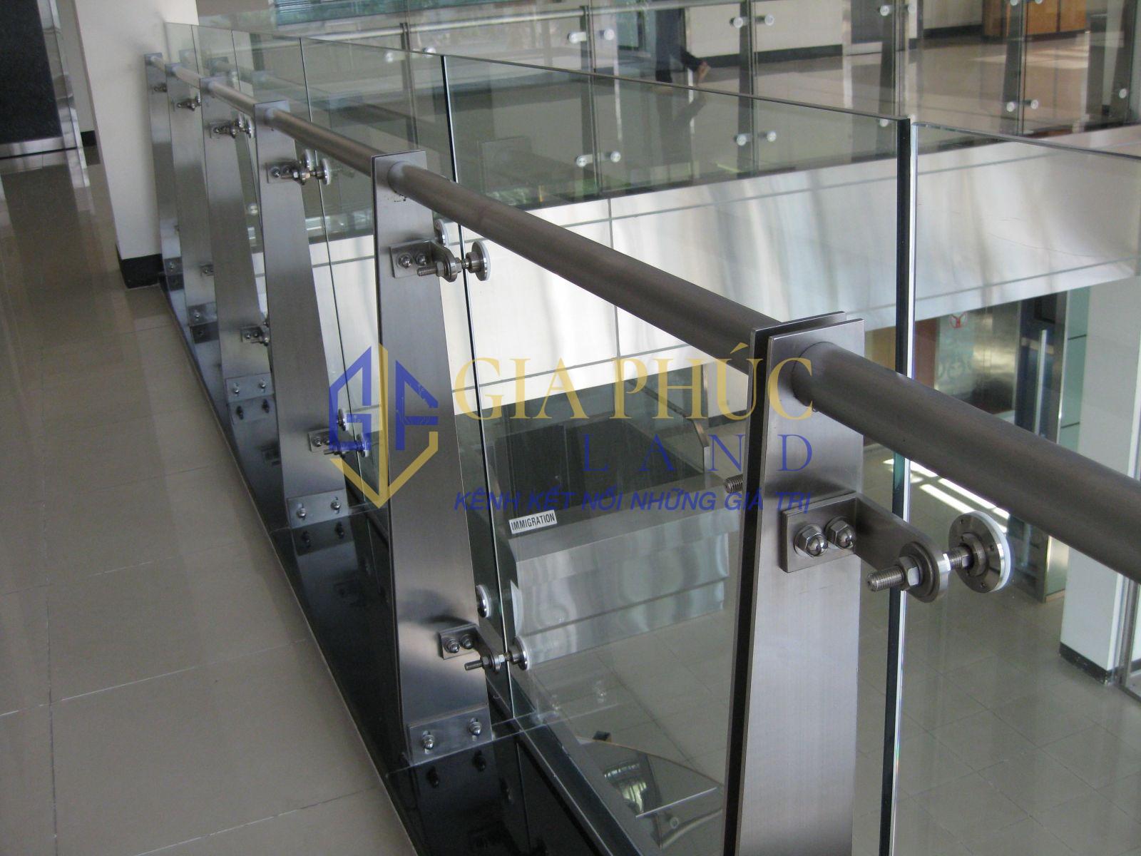 Lan can kính cường lực hiện đại